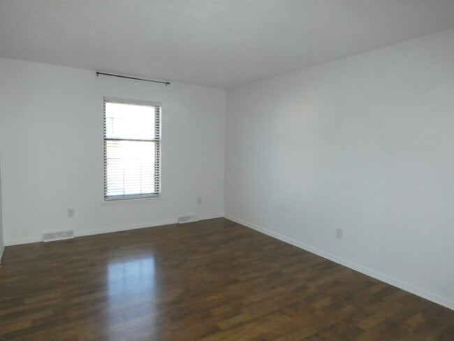 Building Photo - Beautiful Town Home in Park Hill School District!