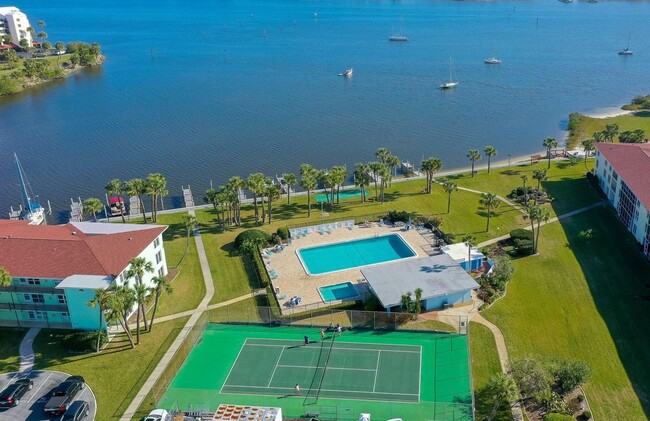 Foto del edificio - furnished apartment with intracoastal acce...