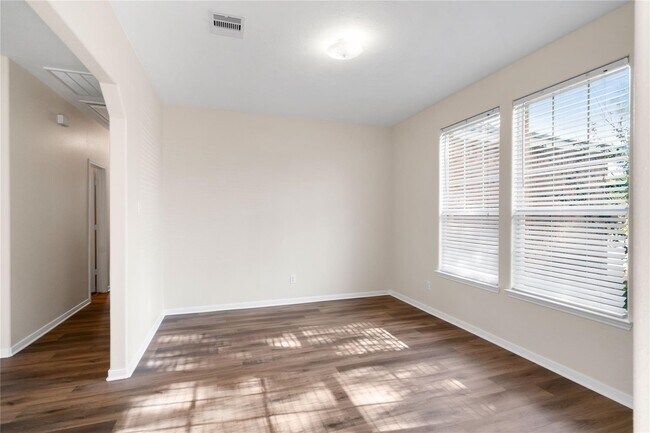 Foto del edificio - 8810 Willow Spur Dr