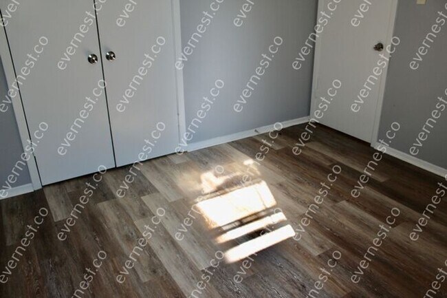 Building Photo - 2 BED & 1 BATH / NO PETS / NO S8
