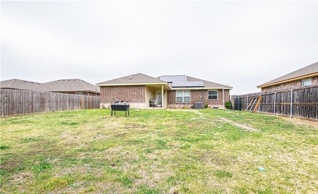 Building Photo - Spacious 4 Bedroom Home ELECTRIC INCLUDED!