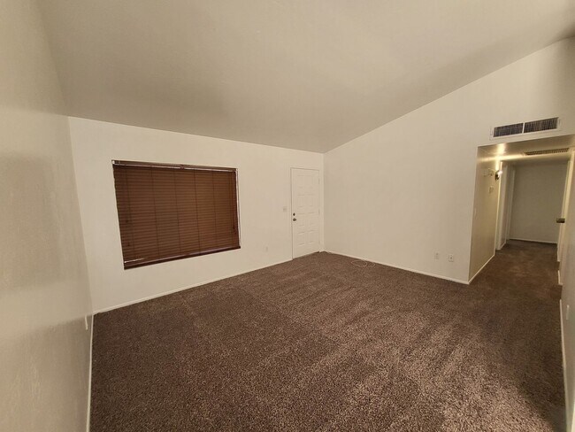 Foto del edificio - 1ST MONTH RENT FREE!!! GREAT SINGLE LEVEL ...