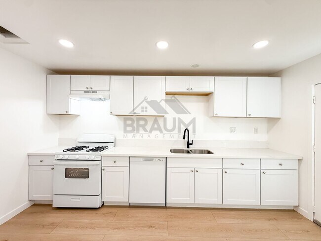 Building Photo - 15550 Vanowen St