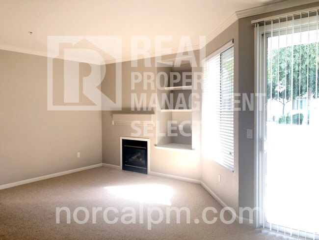 Building Photo - 2 Bed / 2 Bath Condo in Elk Grove!