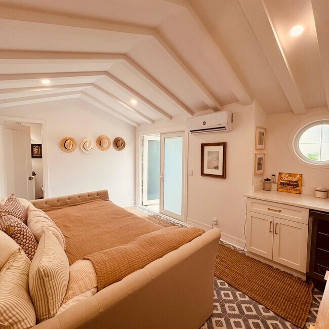 Foto del edificio - Stunning FULLY FURNISHED 3/2.5 entire hous...