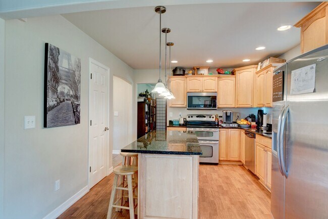 Foto del edificio - 3 Bed 2 Bath beautiful home on a corner lot in Admirals Cove