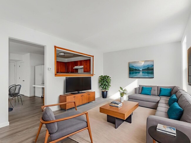 Building Photo - 1053 Symphony Dr