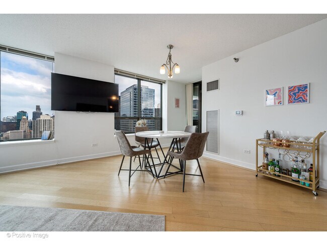 Building Photo - 400 S La Salle