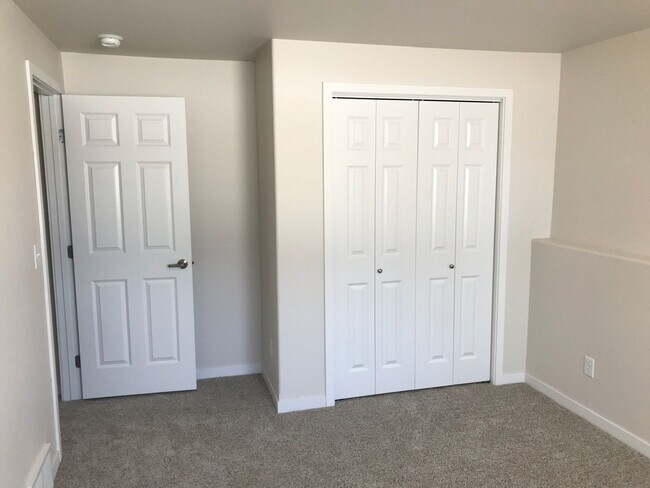 Foto del edificio - 4 bed 2 bath