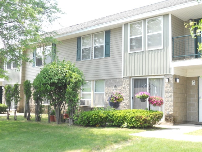 3BR Garden Exterior - Sedgwick Pines