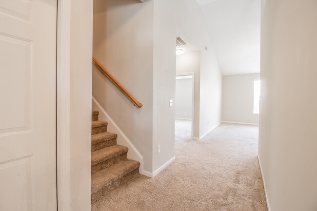 Building Photo - Spacious 3 bedroom 2 bathroom with a BONUS...