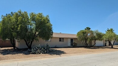 Building Photo - 4221 E Sahuaro Dr