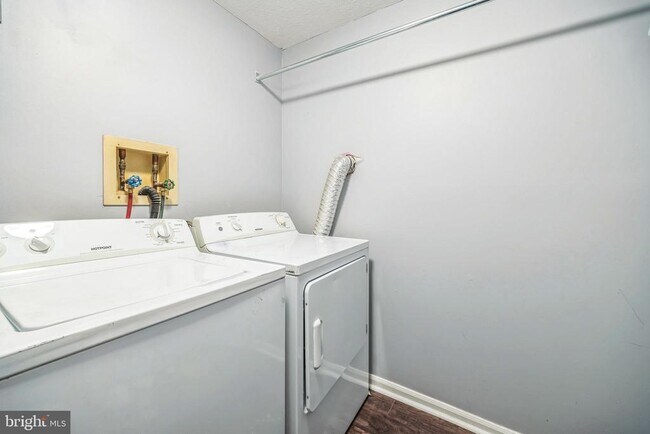 Building Photo - 2311 Greenwood Dr