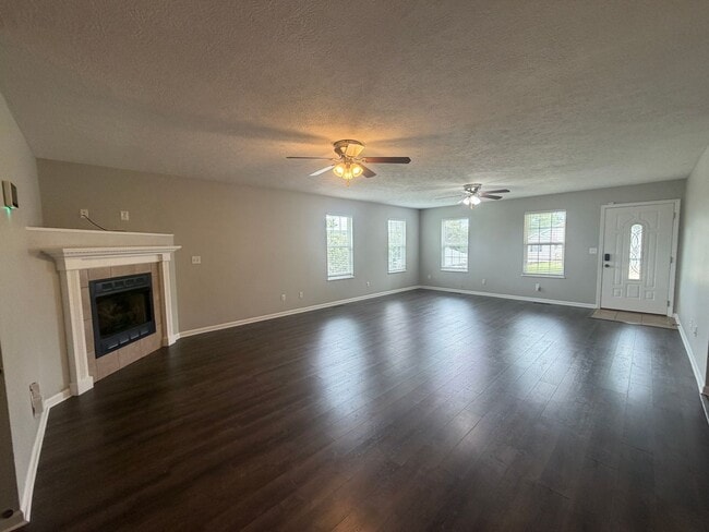 Building Photo - Large home close to post!