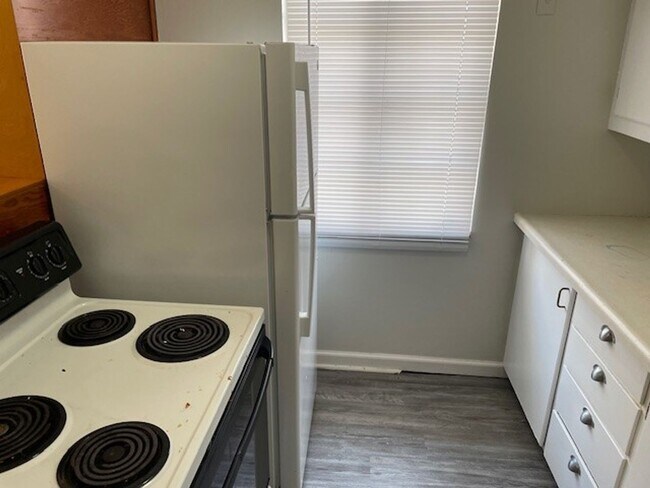 Building Photo - Spacious Three Bedroom, One Bath Home