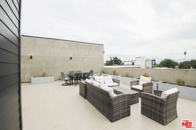 Foto del edificio - 13713 Oxnard St
