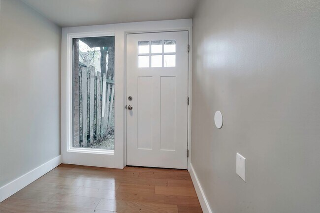 Foto del edificio - Brand New 2 bedroom Remodel with parking