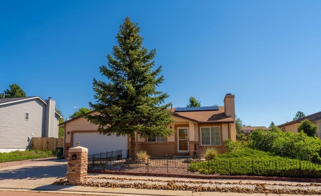 Building Photo - ***MOVE IN SPECIAL*** $500 OFF 1st MONTH'S...