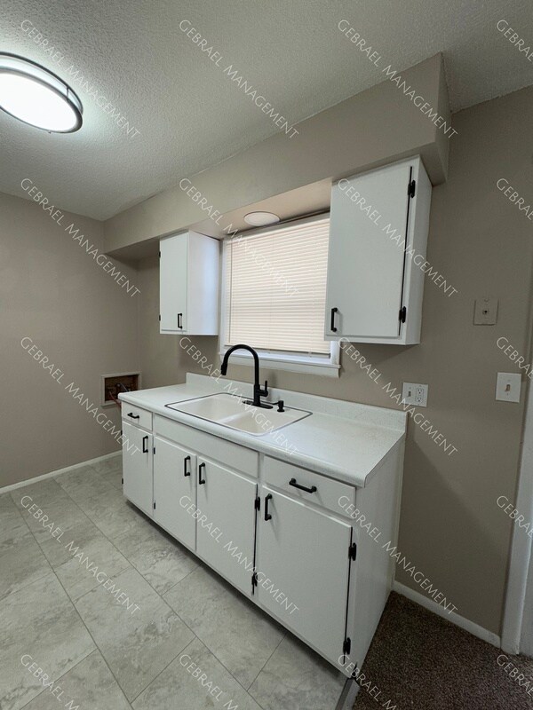 Building Photo - 1213 N Bridge St