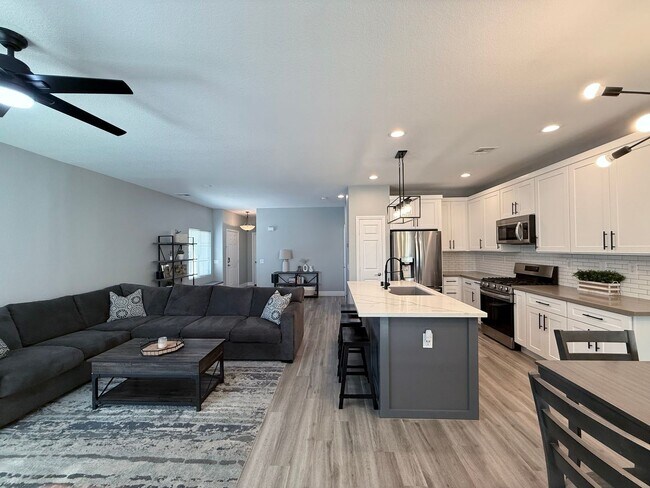 Foto del edificio - Corner Lot Charm! Renovated 3-Bedroom with...