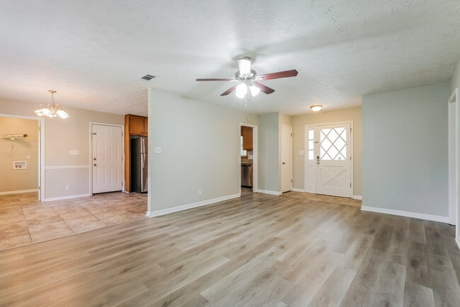 Building Photo - 3568 Fernbrook Dr