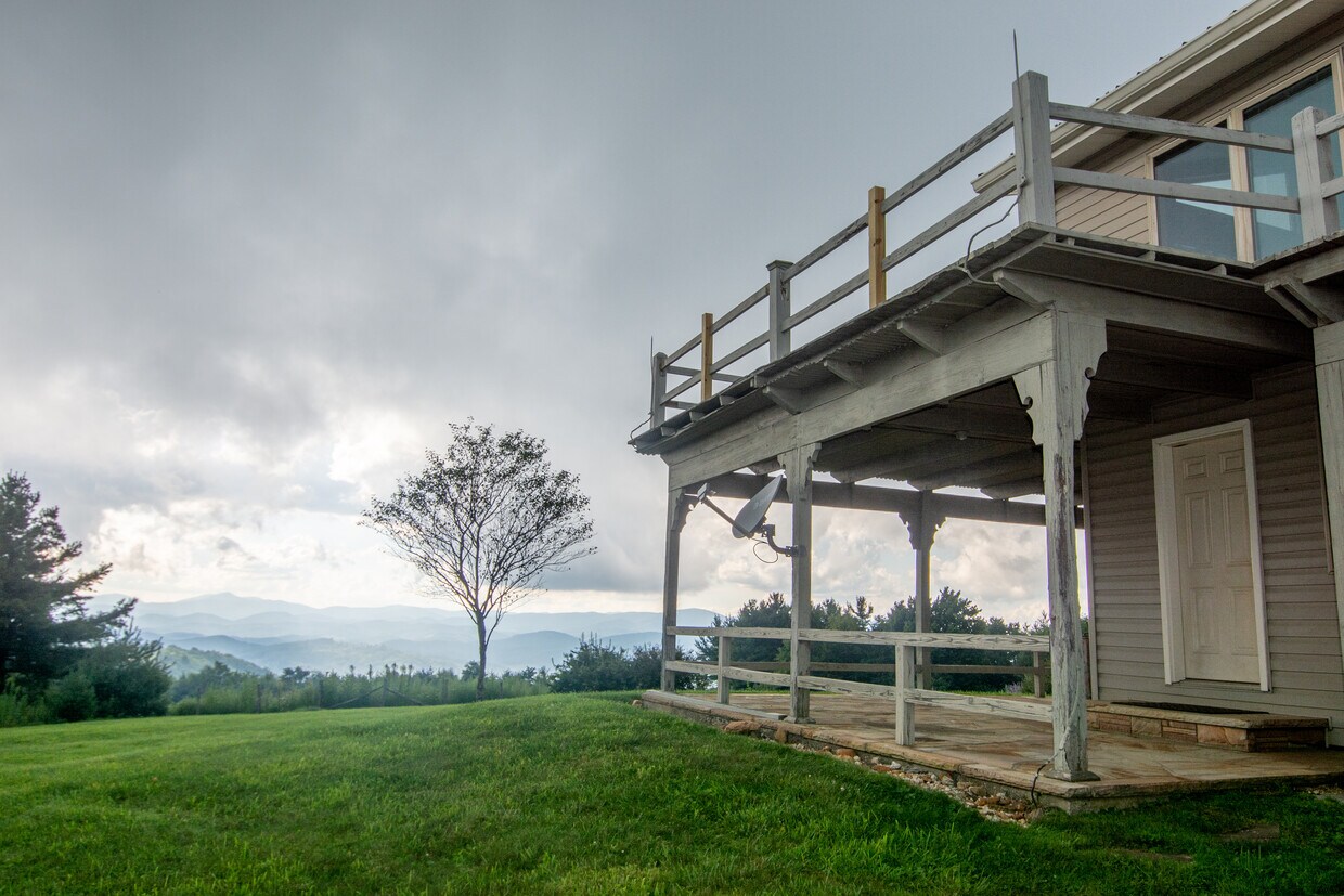 10190 S Blue Ridge Pky, West Jefferson, NC 28694 House Rental in West