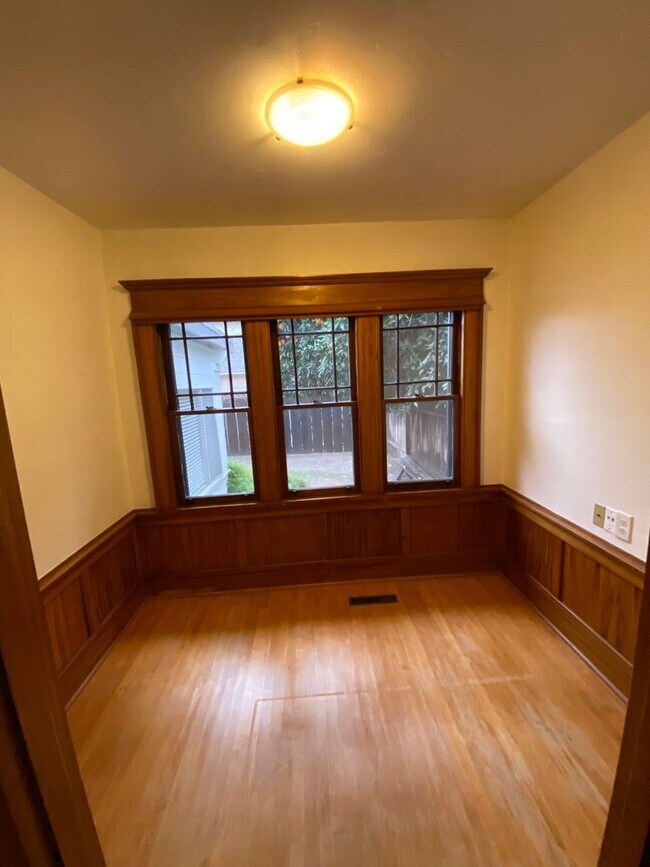 Building Photo - Classic vintage home walking distance to d...