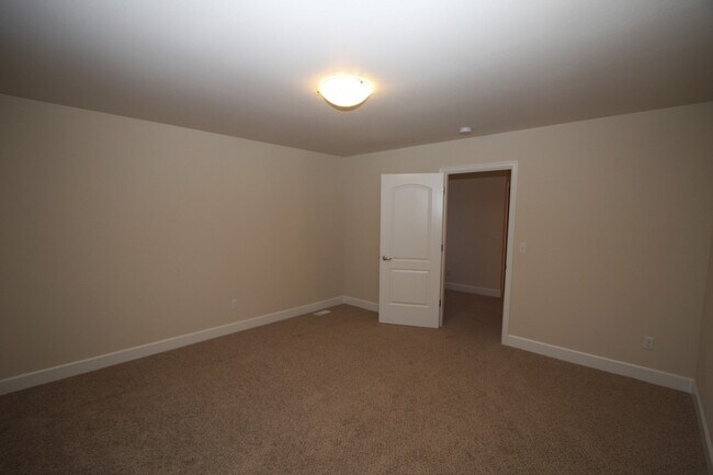 Building Photo - 3 Bedroom Townhouse in East Anchorage!