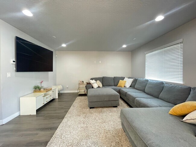 Foto del edificio - Great Home Available August 1.