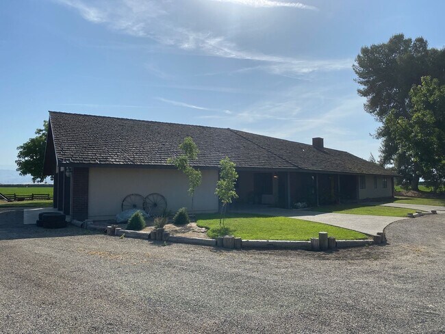 Building Photo - 36400 ROAD 148- 3 BEDROOM 3 BATHROOM- COUN...