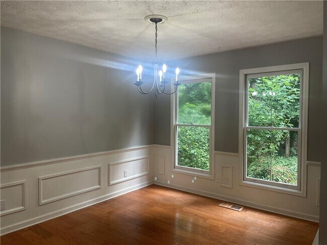 Building Photo - 3737 Foxwood Rd