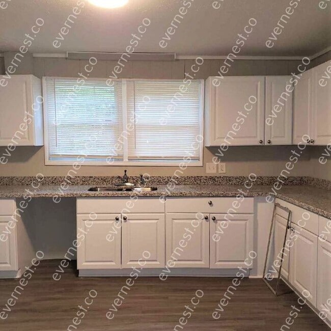 Building Photo - 1217 Foxhill Dr