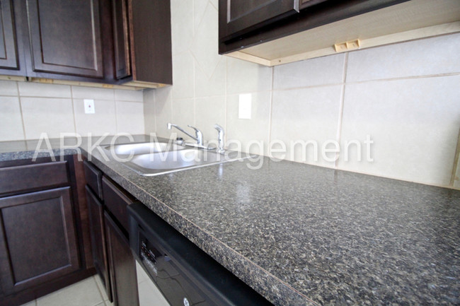 Foto del edificio - 8834 Flora Ave