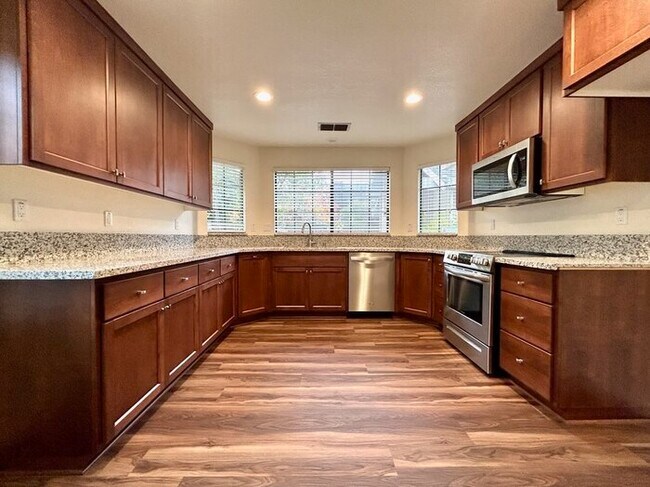 Building Photo - Gorgeous home located in Folsom!