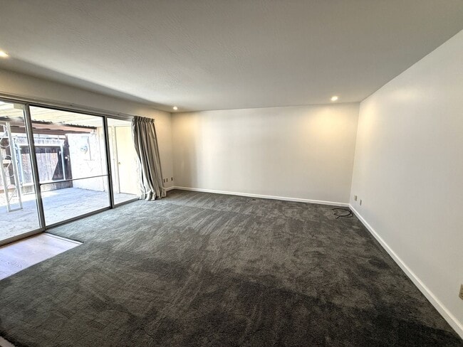 Building Photo - Nicely updated single story condo in Carmi...