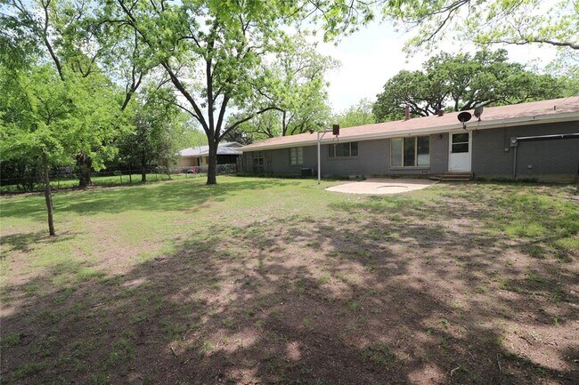 Building Photo - 2051 Crestridge St