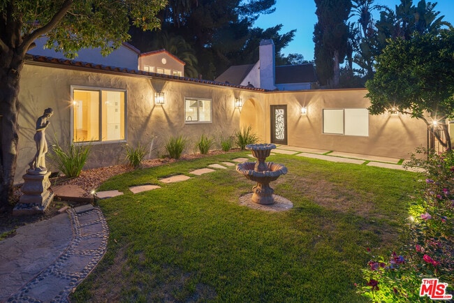 Building Photo - 1527 N Beverly Dr