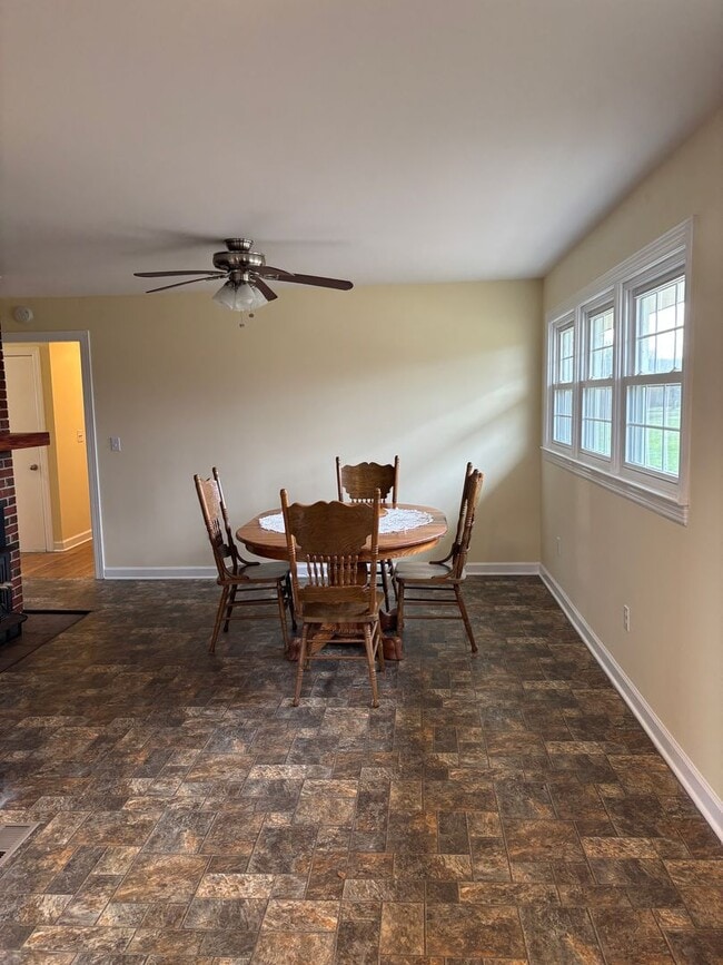 Foto del edificio - Large 4 Bedroom House in Quiet Country Setting