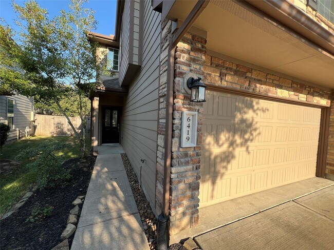 Foto del edificio - 6419 Densberry Ln