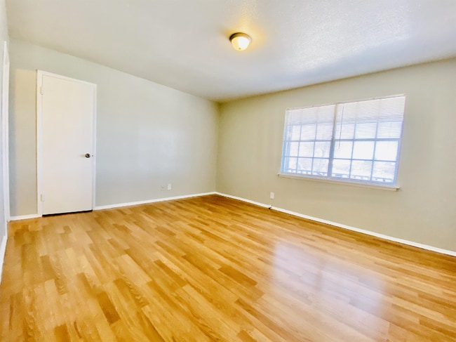 Foto del edificio - 3807 Englewood Cir