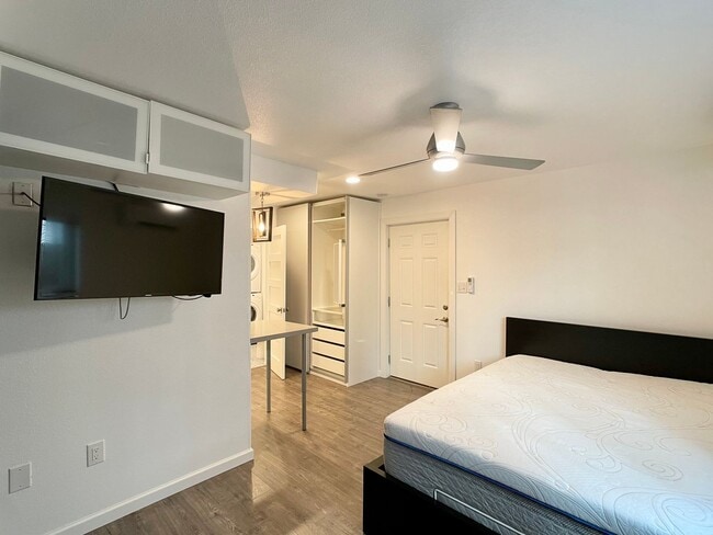 Building Photo - Furnished Studio in the Campus Area