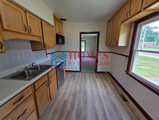 Building Photo - Two Bedroom House | Detached Garage