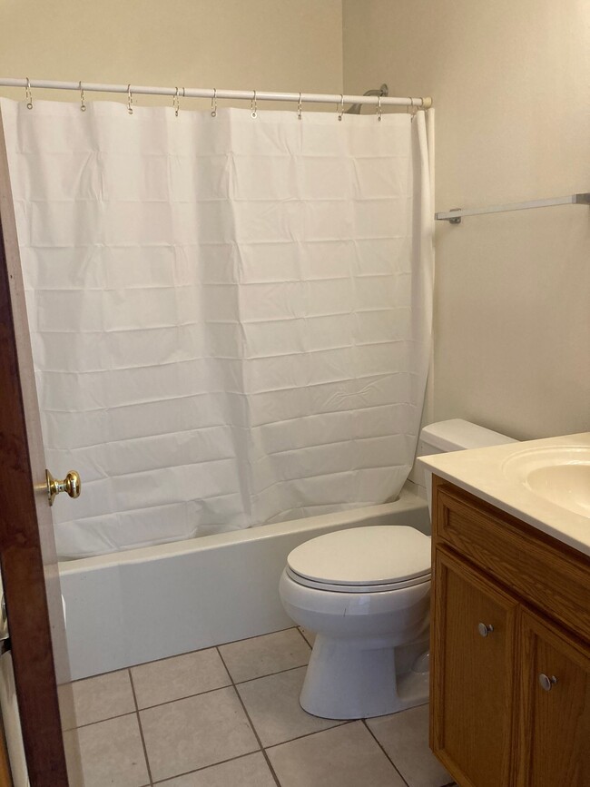 Building Photo - Immaculate Updated 2 Bedroom with 1 Bath