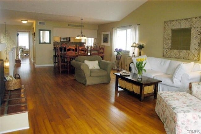 Building Photo - Golden Hills 3 Bdrm Home!