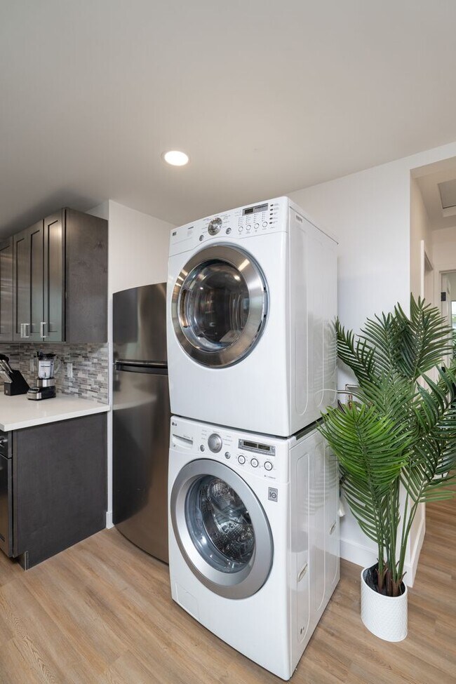 Foto del edificio - New Charming ADU!!! 1 Bed/1 Bath 490 Sq. Ft. $2,300/mo.