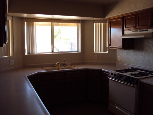 Building Photo - Spacious Family Home in College Park!