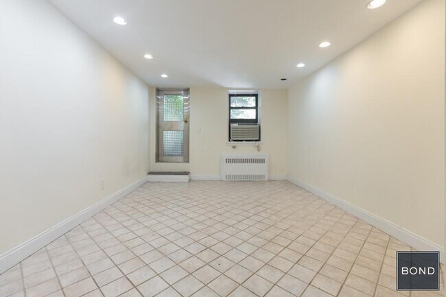 Building Photo - 330 E 93rd St
