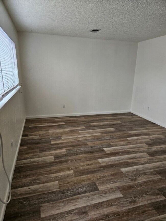 Foto del edificio - 300 W Union Ave