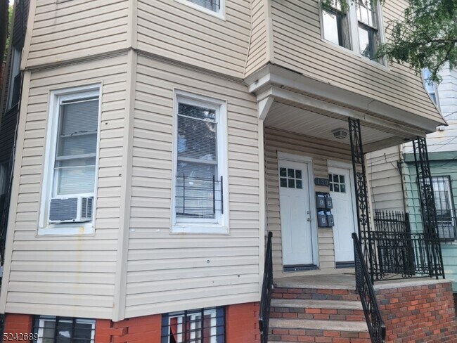 Building Photo - 130 Ridge St