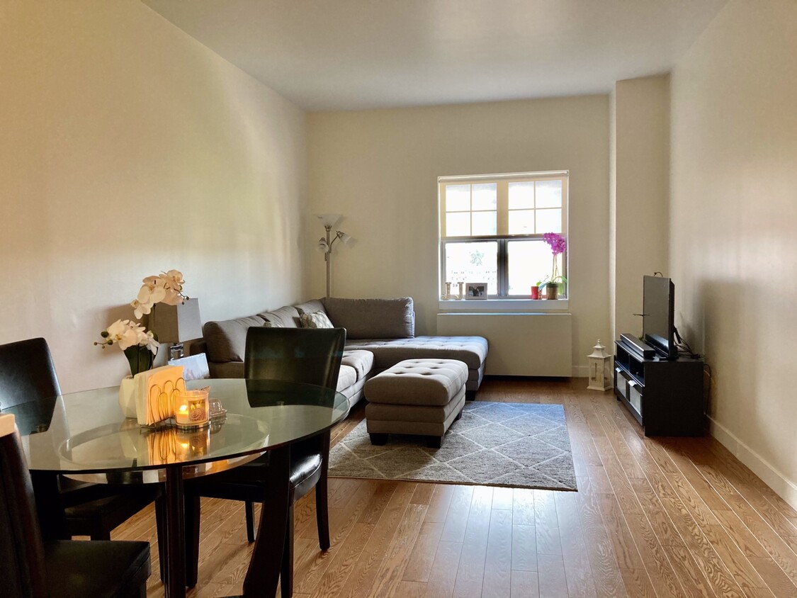 Foto principal - 75-25 153rd St